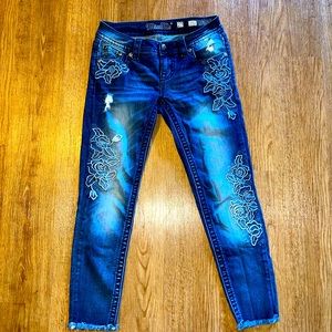 Ankle skinny denim jean with roses miss me brand size 27